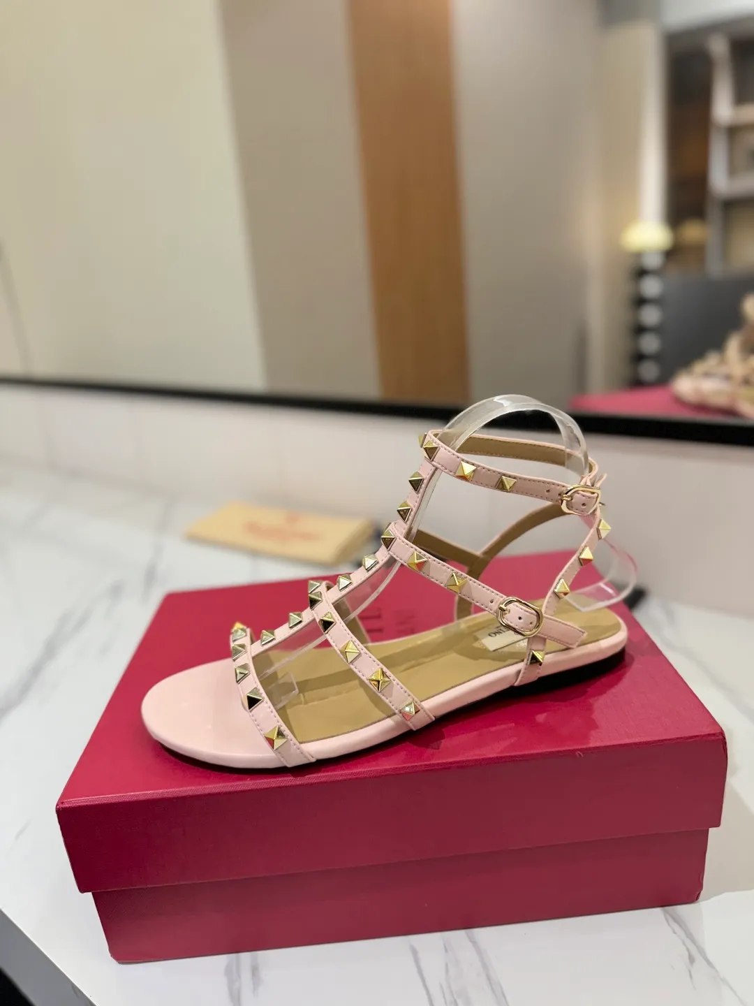 👟👟Ex-factory price 520👟👟 Valentino/Valentino rivet VT classic ankle-wrap rivet sandals, timeless 🆕 deeply rooted in people's hearts❤️A must-have item that never goes out of style🫰top replica! The side curves are perfect, the original molded custom-made rust-free rivets, and the textured hardware bring out a full sense of high-end, giving you a genuine foot feel! The first choice for high-end customers❤️ [Material] Upper: Original imported customized cowhide Inner lining: Original imported goatskin Outsole: Imported pearlescent leather outsole Code number: 35-39 [34, 40, 41, 42 are custom-made and cannot be returned or exchanged]
